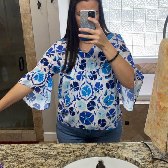 Crosby by mollie burch blue flower top/ button in back size small - Picture 2 of 7